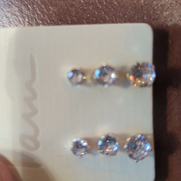 I Am Zirconia Diamond studs - Picture 4 of 4